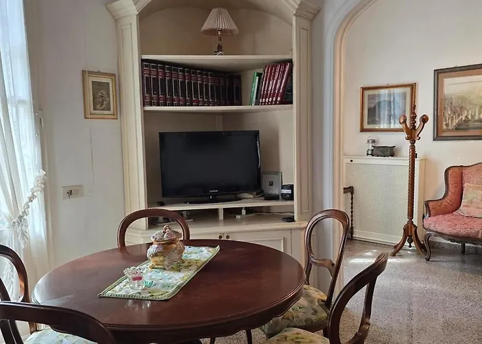 Lauretta, A Stone's Throw From The Beach! Vakantiehuis Viareggio