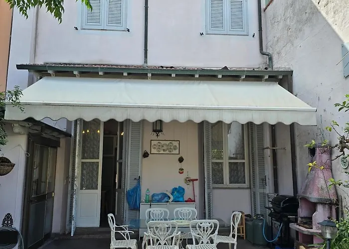 Lauretta, A Stone's Throw From The Beach!