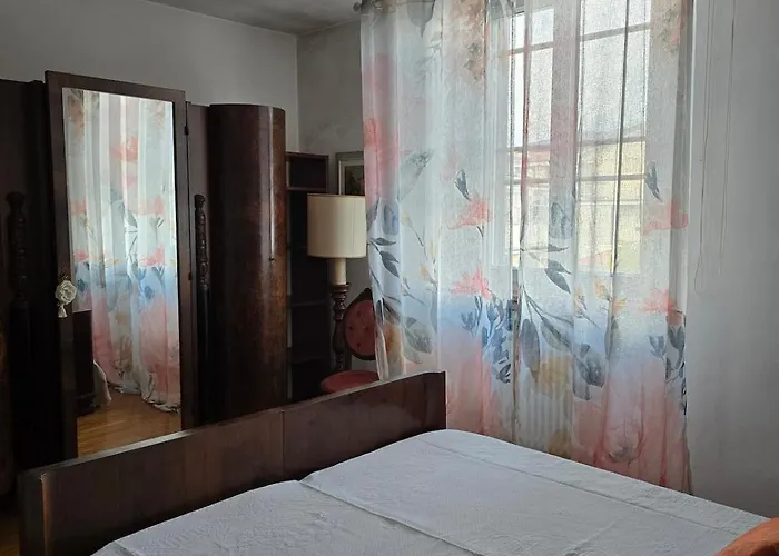 Lauretta, A Stone's Throw From The Beach!