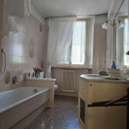 Lauretta, A Stone's Throw From The Beach! В'яреджо