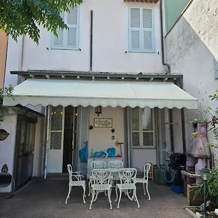 Lauretta, A Stone's Throw From The Beach!