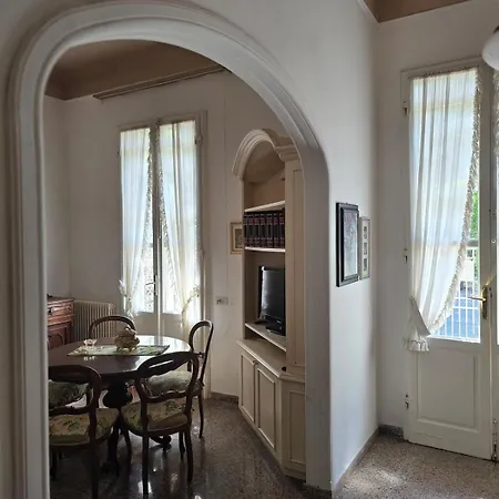 Будинок відпочинку Lauretta, A Stone's Throw From The Beach! *