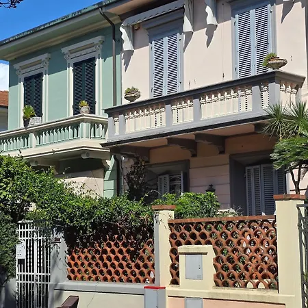 Lauretta, A Stone's Throw From The Beach! В'яреджо