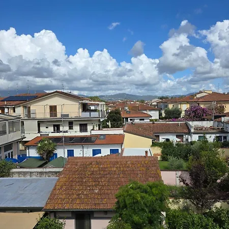 Lauretta, A Stone's Throw From The Beach!