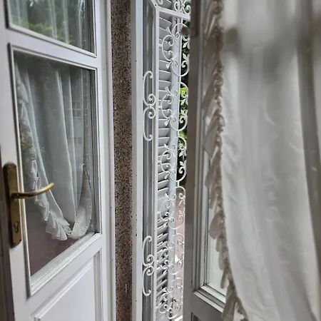 Lauretta, A Stone's Throw From The Beach!