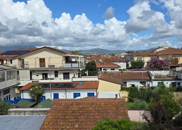 Lauretta, A Stone's Throw From The Beach!