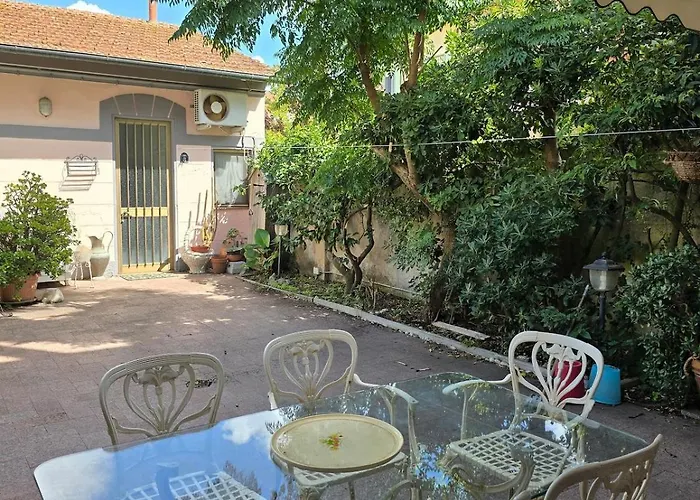 Lauretta, A Stone's Throw From The Beach! Dom wakacyjny *